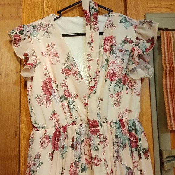 * Beautiful light pink/ cream with floral pattern dress - Picture 6 of 9